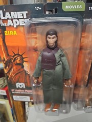 TOPPS MEGO EXCLUSIVE SET OF 2 PLANET OF THE APES ZIRA AND TAYLOR…….MIP !