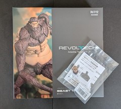 Revoltech Amazing Yamaguchi Attack on Titan Beast Titan Figure w/Bonus Parts