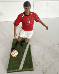 Roy Keane #16 Manchester United Soccer Plastic Figurine w/Ball & Display Base