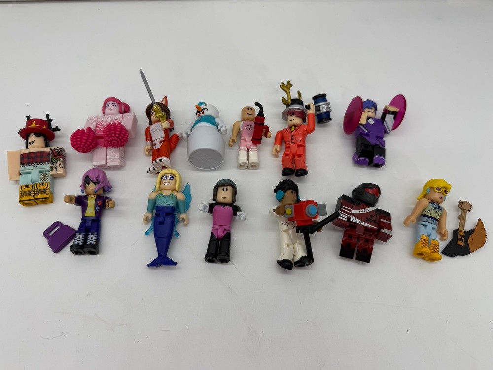 R0BL0X Toys Action Figures Lot Of 13 Figures w/ Accessories Pictured NO CODES