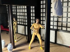 BRUCE LEE 1:6 ENTER THE DRAGON/GAME OF DEATH BOXED SET OF 2 +XTRA HANDS & STANDS