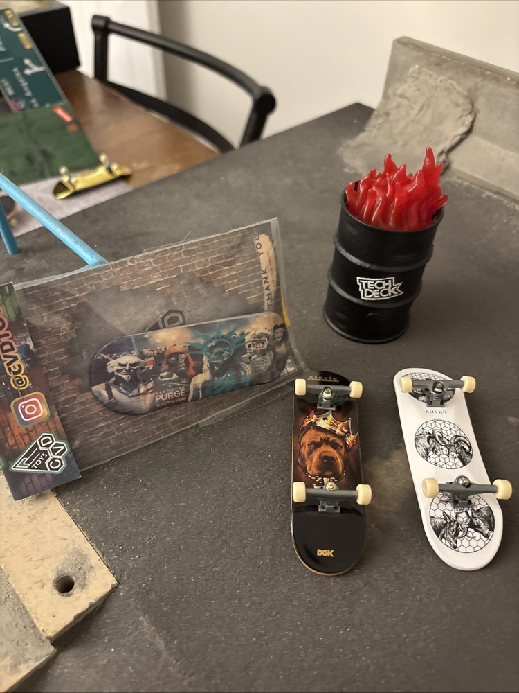 Tech Deck 34mm Real Wood Fingerboard With Lot & Obstacle