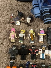 ROBLOX‎ Mixed Figures Lot Of 33 W/ Tank Accessories Despacito Spider & 2 Hats
