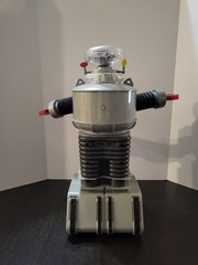 Radio Control B-9 Robot 24″ Tall LOST IN SPACE Trendmasters w BOX No Remote