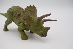 Jurassic World Fallen Kingdom Battle Damage Triceratops Dinosaur Figure Mattel