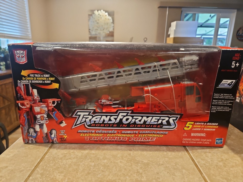 New Sealed 2001 Hasbro Transformers Optimus Prime Fire Truck Action Figure
