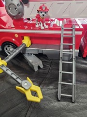 Paw Patrol Ultimate Rescue Fire Truck Ladder Lights Sound Marshall & Water Darts