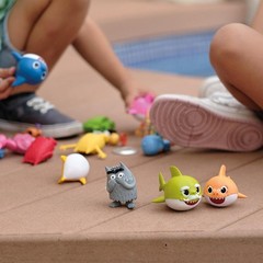Comansi – Mama Shark Figure, Multicoloured (Y90242)