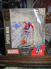 MCFARLANE TOYS THE AMAZING SPIDER-MAN GOLD LABEL ISSUE 302 AUTOGRAPH SERIES .