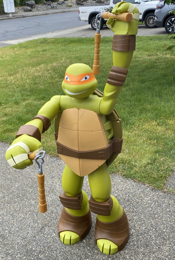 Teenage Mutant Ninja Turtle TMNT Colossal 48″ Michaelangelo Figure & Weapons