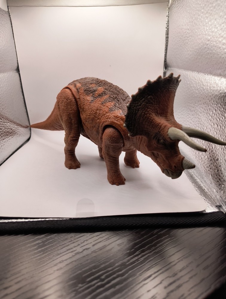 Jurassic World Park Roarivores Triceratops Figure Brown Dinosaur WORKS
