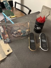 Tech Deck 34mm Real Wood Fingerboard With Lot & Obstacle