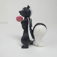 Stella the Skunk – Over the Hedge 2006 Dreamworks Movie PVC Figure 3″