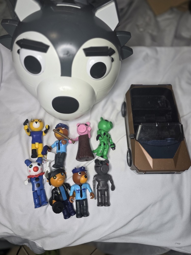 Roblox Piggy Toy Lot – Willow Head Case Bank, 7 Figures head has a small crack.