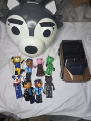 Roblox Piggy Toy Lot – Willow Head Case Bank, 7 Figures head has a small crack.