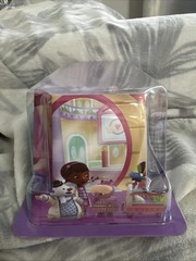 Disney Doc McStuffins Deluxe 8 piece Figurine Play Toy Set Lambie, Chilly new