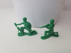 Disney Pixar Toy Story Bucket O’ Soldiers (65) Green Army Men Thinkway Toys