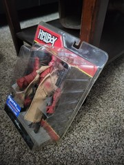 Mezco 2005 Hellboy w Coat (Mignola Art Version)(Figures.com Excl)(MINT, SEALED)