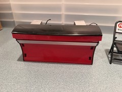 WWE – Commentators Playset – Breakable Commentary Table & 2 Chairs – Red & Black
