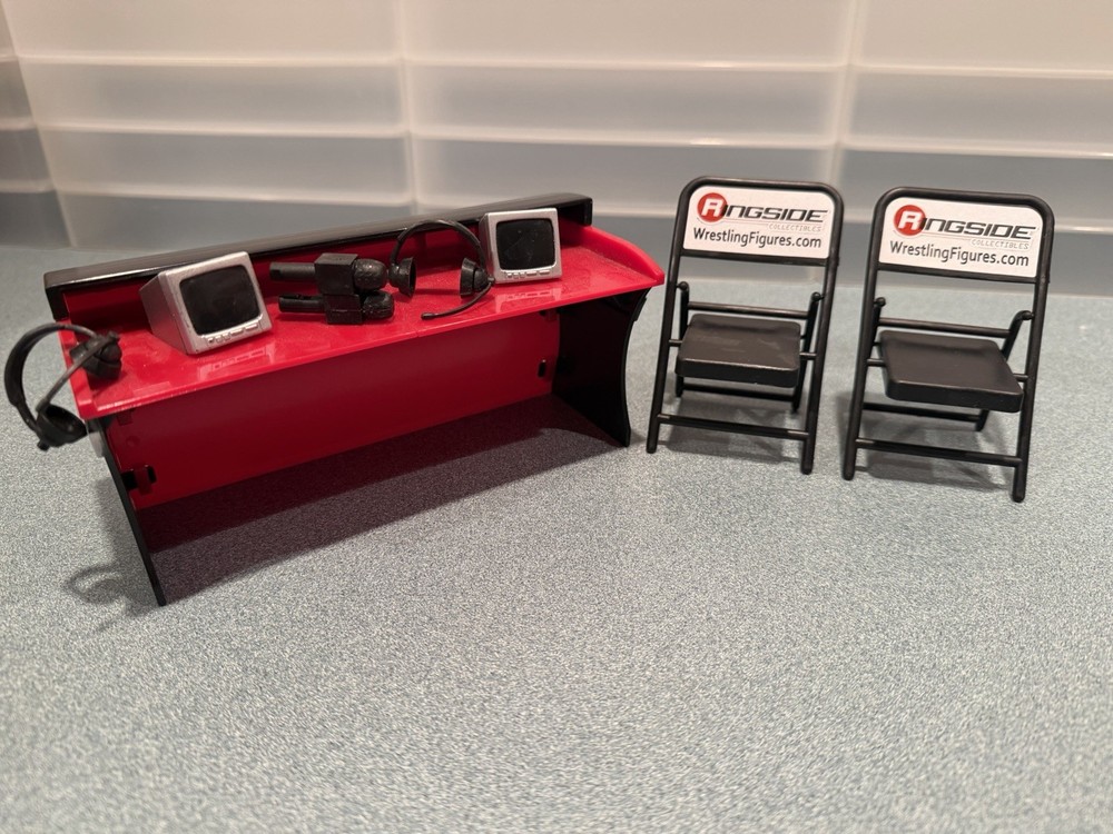 WWE – Commentators Playset – Breakable Commentary Table & 2 Chairs – Red & Black