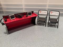 WWE – Commentators Playset – Breakable Commentary Table & 2 Chairs – Red & Black