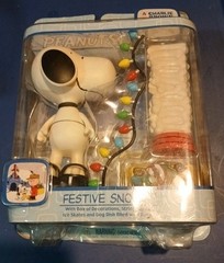 Peanuts A Charlie Brown Christmas 13″ Festive Snoopy Memory Lane 2004 NIP