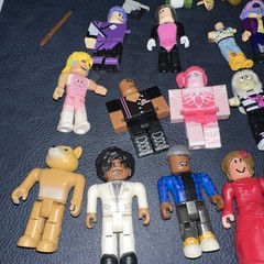Roblox Toys Action Celebrity Mini Figures / Accessories Lot Of 20+ Pieces