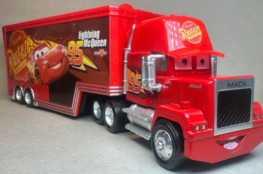 Disney Pixar Cars 3 Mack Hauler Lightning McQueen Semi 95 Diecast Deluxe 1:55 FC