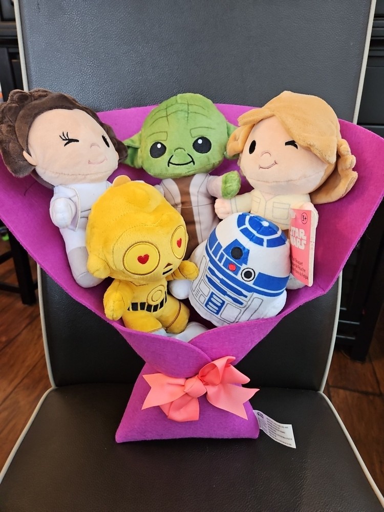 2025 Valentine’s Day Leia, Luke, Yoda, C-3PO & R2-D2 7-Inch Plush Bouquet