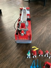 Paw Patrol Ultimate Fire Truck Ultimate Rescue 5 Figures Car And Water Canons
