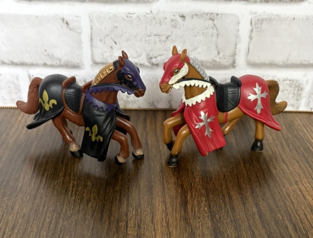Simba Medieval Kingdoms Jousting Knight Horse Figure Red/Silver & Black/Purple