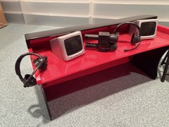 WWE – Commentators Playset – Breakable Commentary Table & 2 Chairs – Red & Black