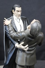 SIDESHOW DRACULA vs RENFIELD POLYSTONE DIORAMA STATUE Universal Monsters Figure