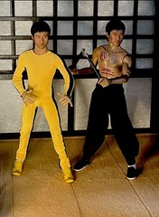 BRUCE LEE 1:6 ENTER THE DRAGON/GAME OF DEATH BOXED SET OF 2 +XTRA HANDS & STANDS