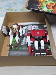 Transformers WFC Kingdom Sideswipe And Maximal Skywarp (Wing Damage)