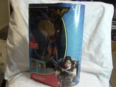 MATTEL- FROM THE MOVIE WONDER WOMAN- SHIELD BLOCK WONDER WOMAN DOLL