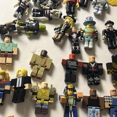 Huge! 50+ Roblox Action Figures & Accessories Collectors Carry Case – Mixed Lot