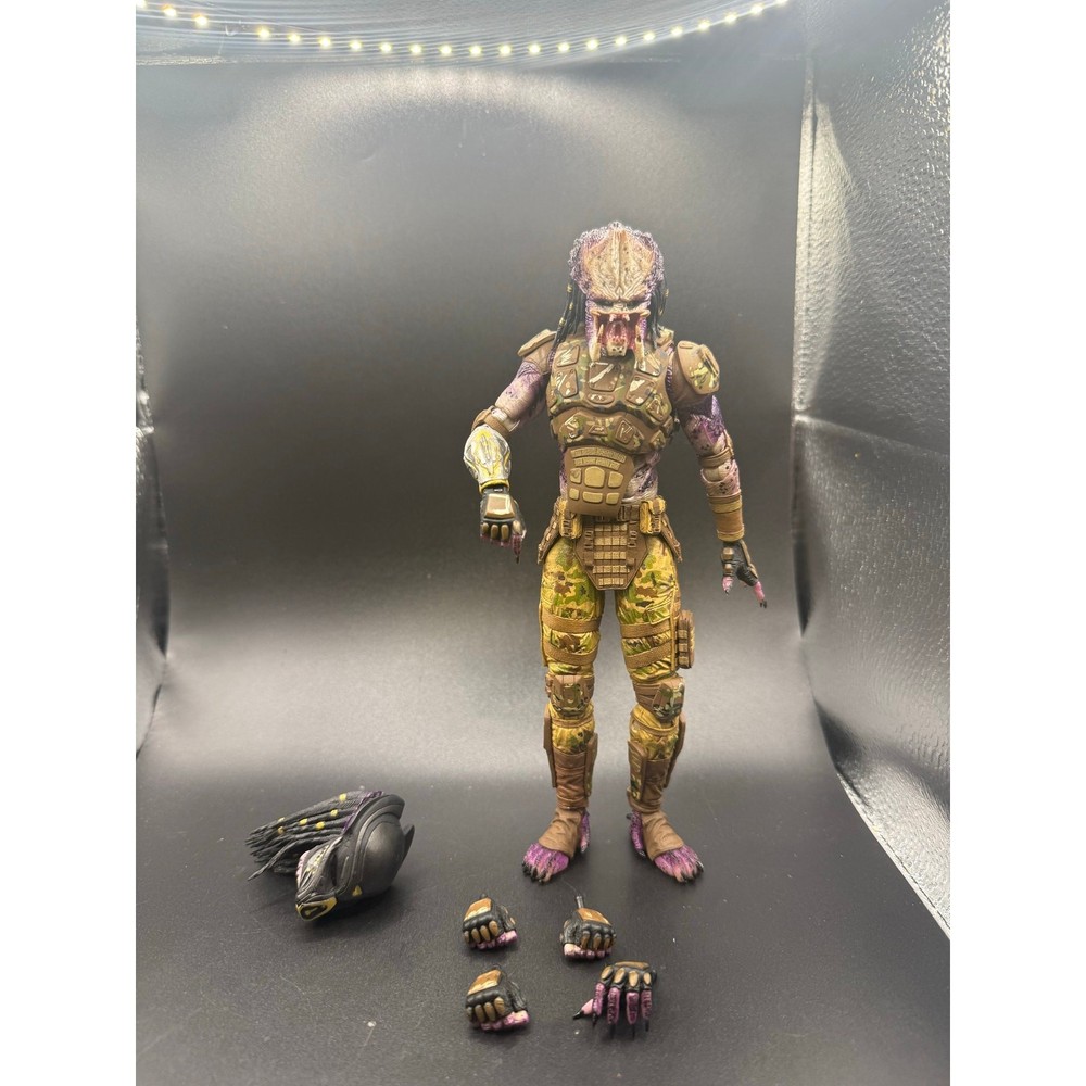NECA Predator – ULTIMATE EMISSARY #2 No Rifle, has Extra Hands & Head, Pre Owned
