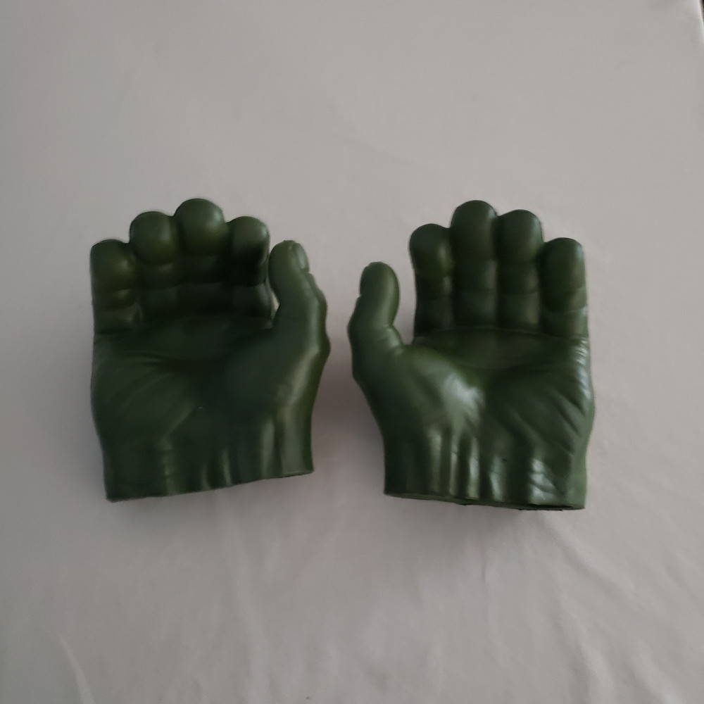 Hasbro Marvel (2015) The Avengers Incredible Hulk Smash Hands Gloves COS PLAY
