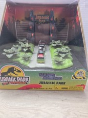 Jurassic Park 30Th Anniversary Jurassic Gate Diorama W/Two 1.65″ Die-Cast Cars