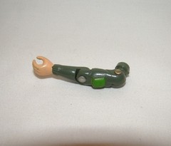 G.I. JOE (1982) GRUNT ~ LEFT ARM ~ THIN THUMB ~ UNBROKEN STRAIGHT ARM PART