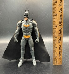 2008 Batman The Dark Knight ELASTO-CUFFS 5.5” BATMAN Action Figure With Cape