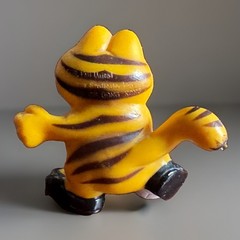 Vintage Garfield With Soccer Ball Figure 2 1/2″ PVC / Rubber Like Material