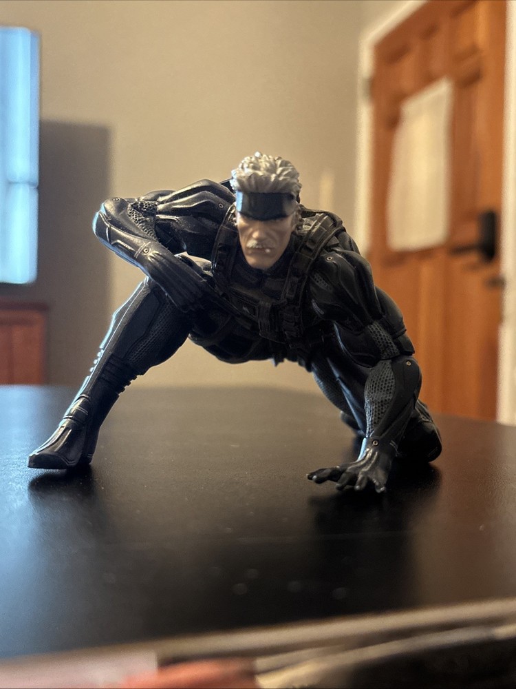 Metal Gear Solid Ultra Detail Figure Collection 2 Old Snake “Ready” INCOMPLETE