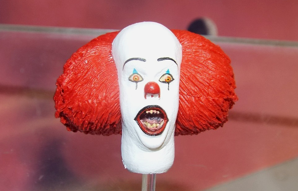 STEPHEN KING’S IT “WIDE EYES” PENNYWISE ACTION FIGURE HEAD (NECA ULTIMATES)