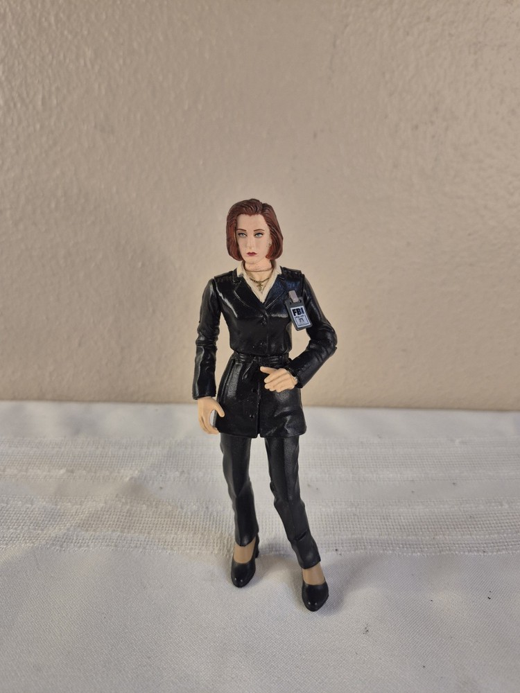 1998 FBI Agent Dana Skully McFarlane Action Figure 5.5 X-Files Movable Parts