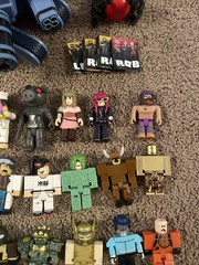 ROBLOX‎ Mixed Figures Lot Of 33 W/ Tank Accessories Despacito Spider & 2 Hats