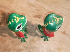 Toy Lot of 2 Geico Gecko Advertising Dolls With Capes Vinyl Figurines 4″ Tall