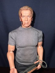 Hot Toys MMS307 Terminator T-800 Guardian Genisys 1/6 Figure Used Arnold