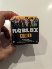 Roblox Celebrity Collection Series 8 + Exclusive Virtual Item New collectible